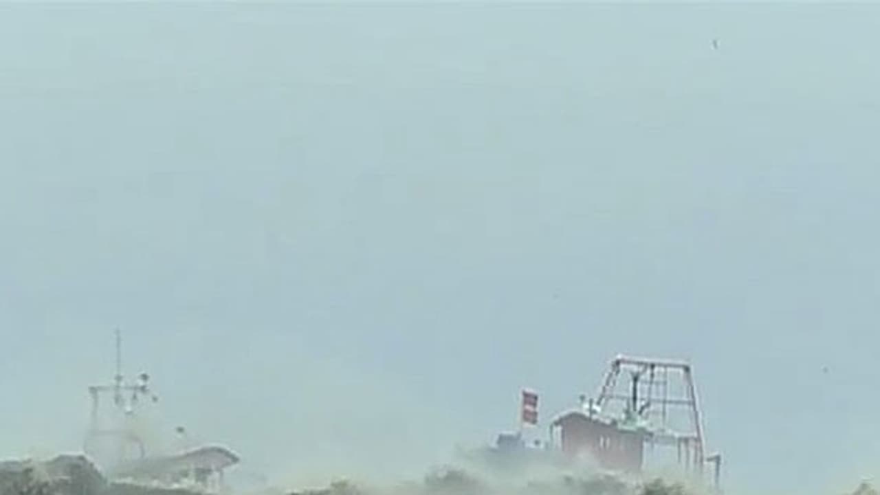 ഓഖി: ഉറ്റവരെ തേടി മല്സ്യത്തൊഴിലാളികള് കടലിലേയ്ക്ക് ഓഖി: ഉറ്റവരെ തേടി മല്സ്യത്തൊഴിലാളികള് കടലിലേയ്ക്ക്