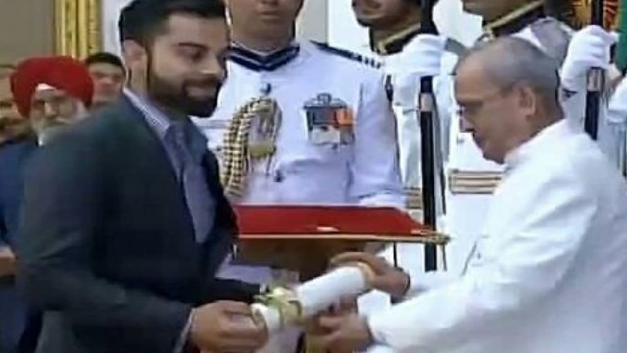 மாரியப்பன் , விராத்கோலிக்கு பத்மஸ்ரீ விருது பிரணாப் முகர்ஜி வழங்கினார் மாரியப்பன் , விராத்கோலிக்கு பத்மஸ்ரீ விருது பிரணாப் முகர்ஜி வழங்கினார்