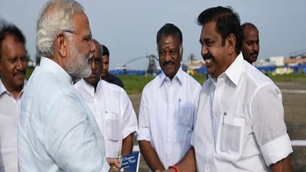 தமிழக ஹீரோக்கள் மோடி, எடப்பாடிக்கு பயந்து நடுங்குகிறார்கள்: சொல்றது யார் தெரியுமா? தமிழக ஹீரோக்கள் மோடி, எடப்பாடிக்கு பயந்து நடுங்குகிறார்கள்: சொல்றது யார் தெரியுமா?