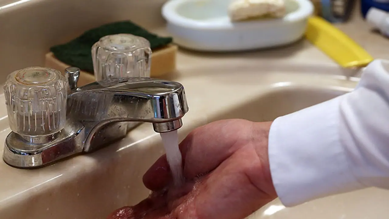 தண்ணீர் தொடர்பான "இந்த" வாஸ்து குறைபாடுகளை புறக்கணிக்காதீங்க... உங்களை ஏழையாக்கும்! தண்ணீர் தொடர்பான "இந்த" வாஸ்து குறைபாடுகளை புறக்கணிக்காதீங்க... உங்களை ஏழையாக்கும்!