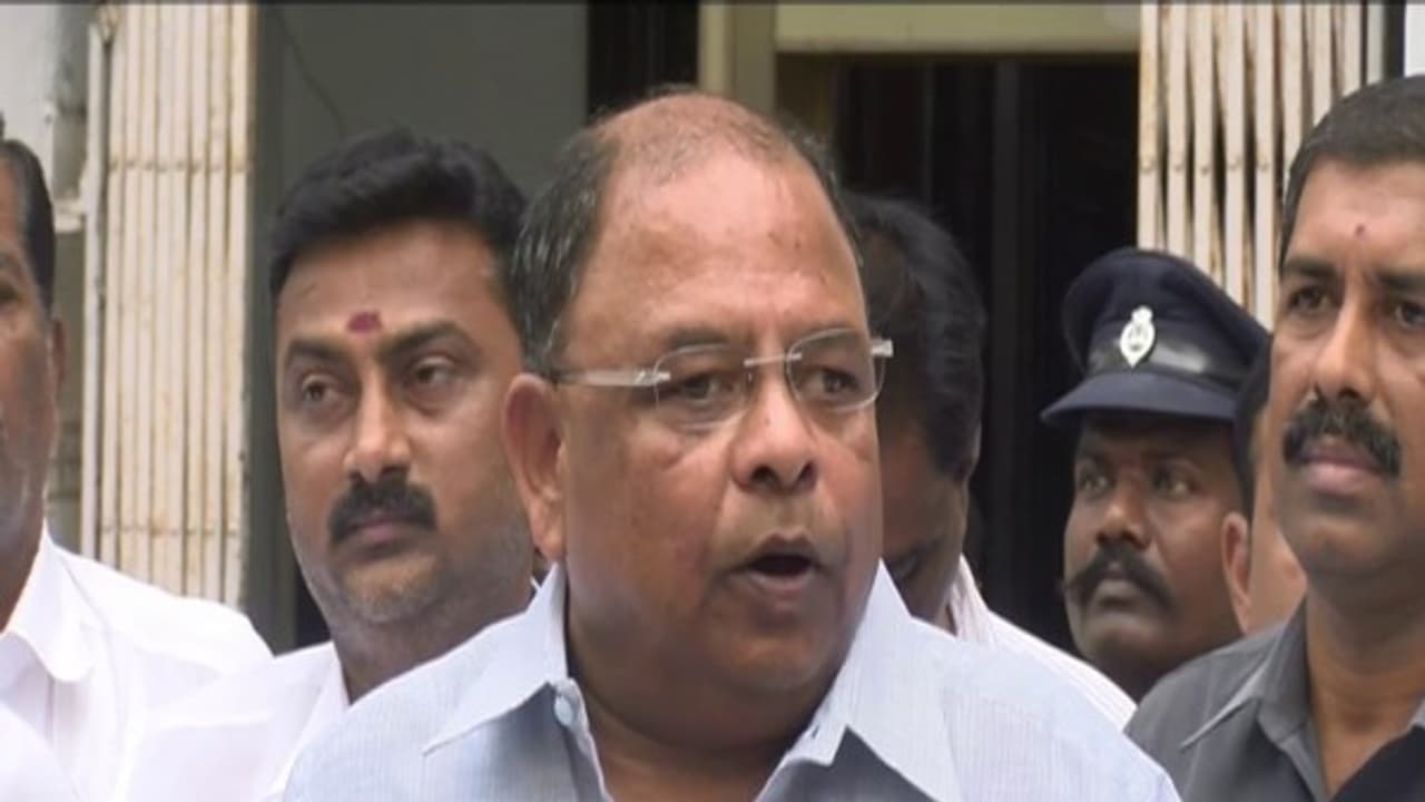 அம்மாவுக்கு களங்கம் ஏற்படுத்த வேணாமேனு அமைதியா இருக்கோம்..! கொதித்தெழுந்த வெற்றிவேல்..! அம்மாவுக்கு களங்கம் ஏற்படுத்த வேணாமேனு அமைதியா இருக்கோம்..! கொதித்தெழுந்த வெற்றிவேல்..!