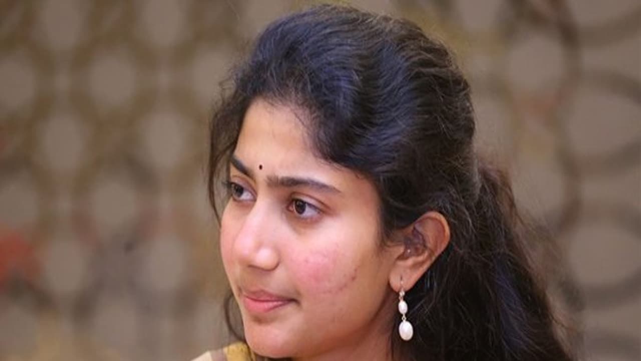 సాయి పల్లవి డిమాండ్... రెమ్యునరేషన్ ఎక్కువ ఇస్తేనే షూటింగ్? సాయి పల్లవి డిమాండ్... రెమ్యునరేషన్ ఎక్కువ ఇస్తేనే షూటింగ్?