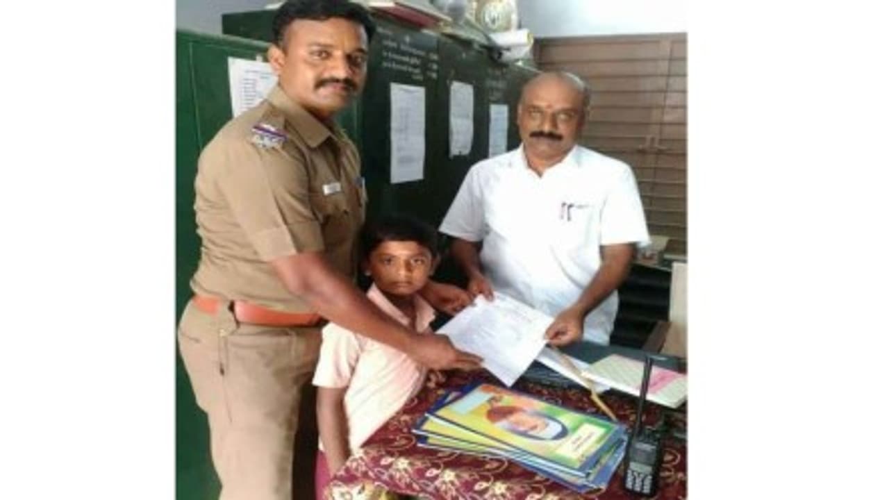 மகனை அரசுப் பள்ளியில் சேர்த்த சப் இன்ஸ்பெக்டர்... மகனை அரசுப் பள்ளியில் சேர்த்த சப் இன்ஸ்பெக்டர்...