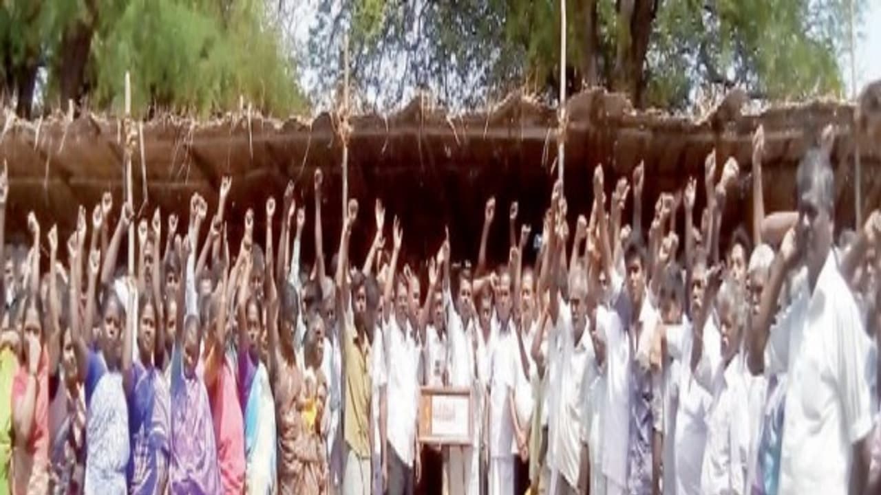 நிதி ஒதுக்கப்பட்டு ஒரு வருடமாகியும் மருத்துவமனை கட்ட பணிகள் தொடங்காததால் ஆத்திரமடைந்த மக்கள் ஆர்ப்பாட்டம்…. நிதி ஒதுக்கப்பட்டு ஒரு வருடமாகியும் மருத்துவமனை கட்ட பணிகள் தொடங்காததால் ஆத்திரமடைந்த மக்கள் ஆர்ப்பாட்டம்….