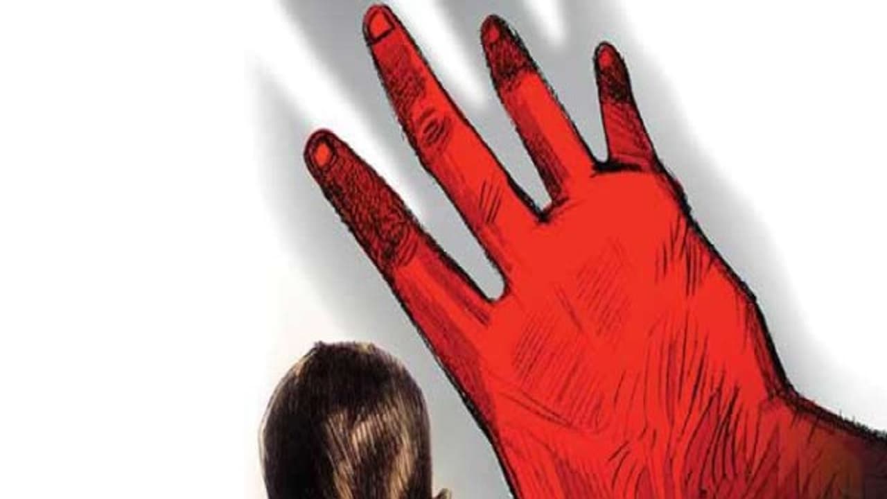 பெற்ற மகனையே கழுத்தை நெரித்து கொலை செய்த பிரபல தொகுப்பாளரின் மனைவி...! பெற்ற மகனையே கழுத்தை நெரித்து கொலை செய்த பிரபல தொகுப்பாளரின் மனைவி...!