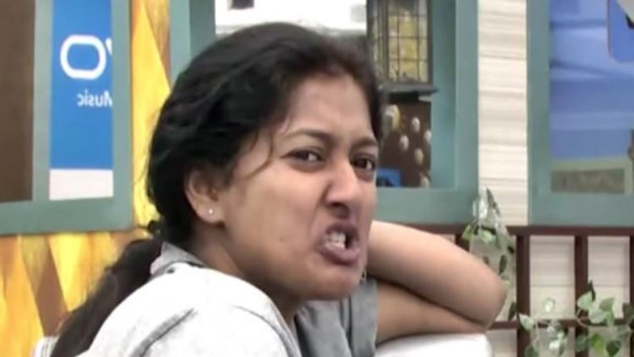 மோடிக்கு எதிராக காசு கொடுத்து இப்படி பண்ணாங்க... தமிழக மக்களின் போராட்டத்தை அசிங்கப்படுத்தினாரா காயத்ரி! மோடிக்கு எதிராக காசு கொடுத்து இப்படி பண்ணாங்க... தமிழக மக்களின் போராட்டத்தை அசிங்கப்படுத்தினாரா காயத்ரி!