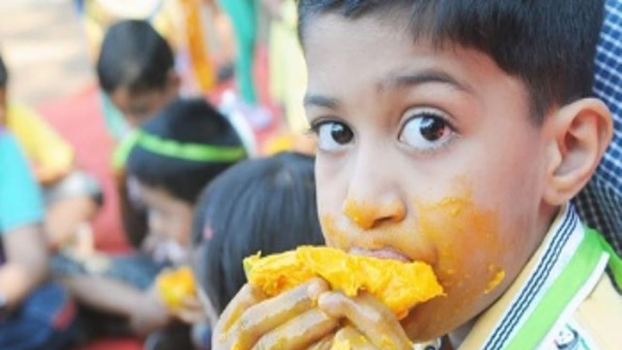 இவ்வளவு நன்மைகள் தரும் மாம்பழத்தை தினமும் சாப்பிட்டால் கூட தப்பே இல்லை… இவ்வளவு நன்மைகள் தரும் மாம்பழத்தை தினமும் சாப்பிட்டால் கூட தப்பே இல்லை…