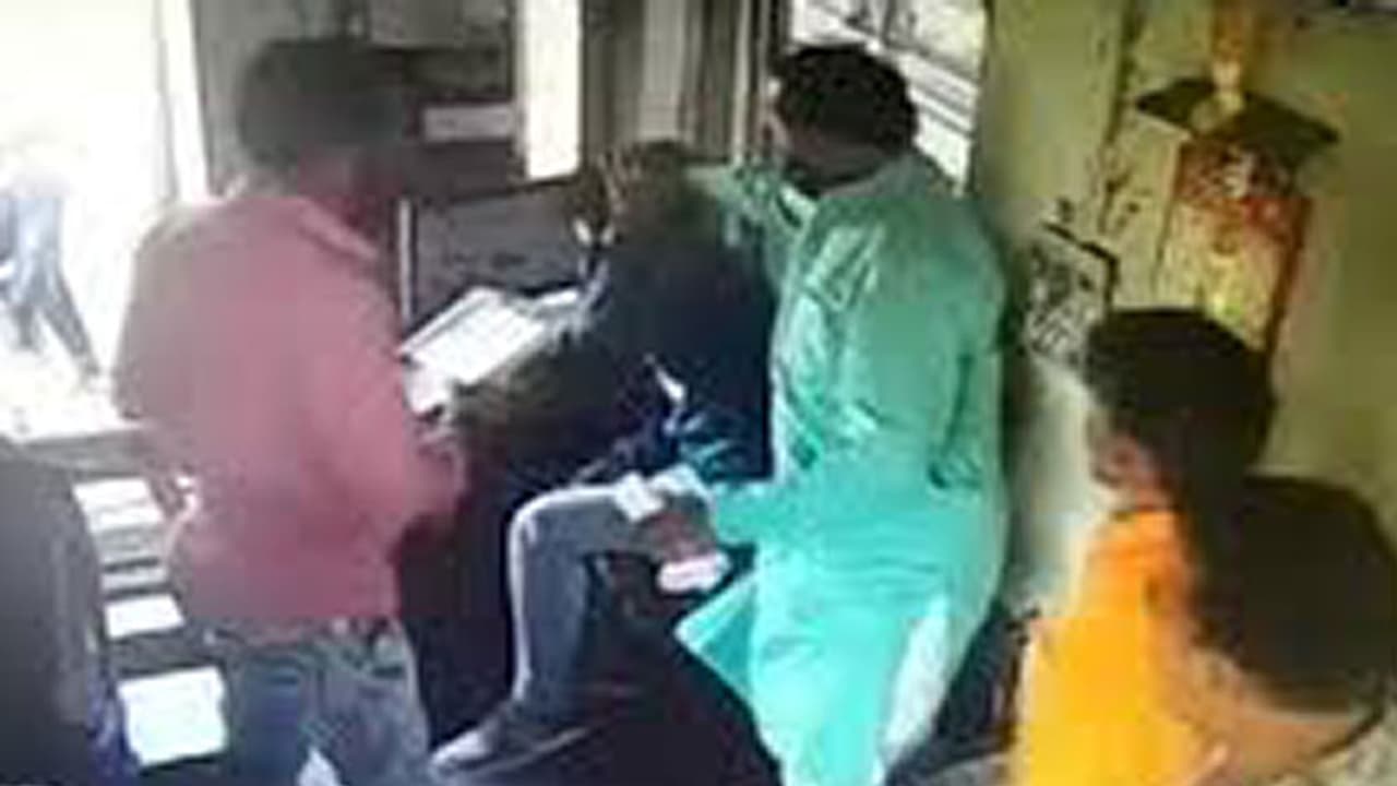 ടോള് പ്ലാസ ജീവനക്കാരനെ മുഖത്തടിച്ചും വലിച്ചിഴച്ചും ബിജെപി എംഎല്എ; വീഡിയോ ടോള് പ്ലാസ ജീവനക്കാരനെ മുഖത്തടിച്ചും വലിച്ചിഴച്ചും ബിജെപി എംഎല്എ; വീഡിയോ