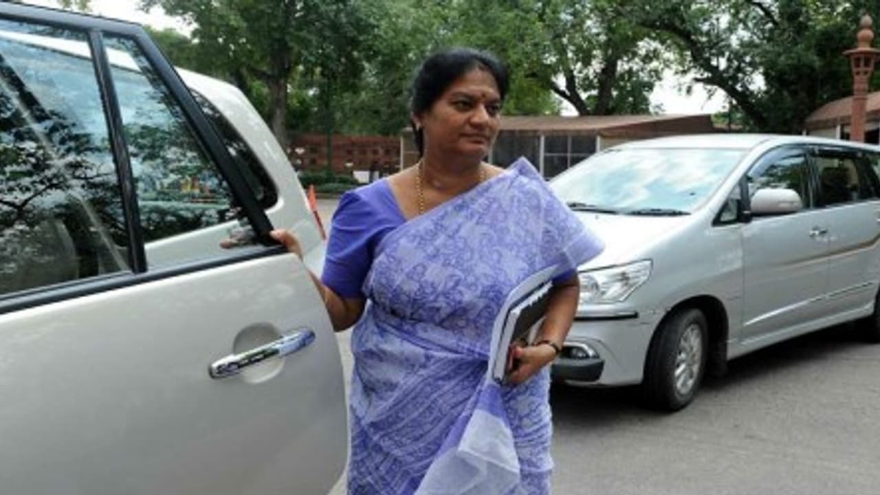 அதிமுகவில் உருவாகும் 4 வது அணி... மெர்சலா களமிறங்கும் சசிகலா புஷ்பா! அதிமுகவில் உருவாகும் 4 வது அணி... மெர்சலா களமிறங்கும் சசிகலா புஷ்பா!