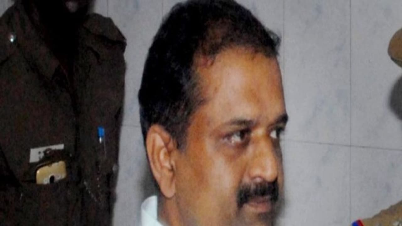 பேரறிவாளனை சந்தித்தார் திருமுருகன் காந்தி நாளை மறுநாள் முடிகிறது பரோல்...! பேரறிவாளனை சந்தித்தார் திருமுருகன் காந்தி நாளை மறுநாள் முடிகிறது பரோல்...!