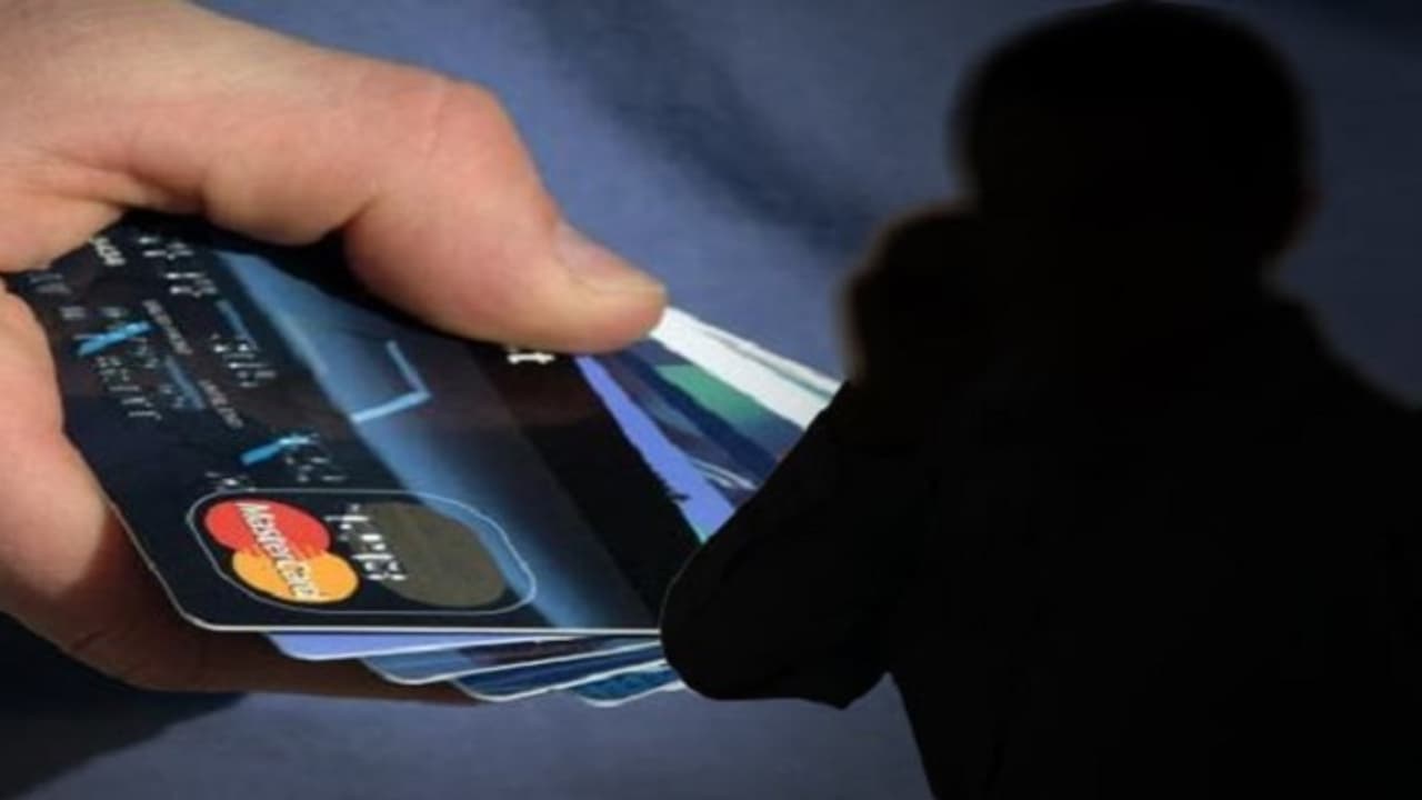 "கவனமாக இருங்க…யார்கிட்டயும் சொல்லாதீங்க…" ஒரு கோடி பேரின் வங்கி விவரம் தலா 10 காசுக்கு விற்பனை!!! "கவனமாக இருங்க…யார்கிட்டயும் சொல்லாதீங்க…" ஒரு கோடி பேரின் வங்கி விவரம் தலா 10 காசுக்கு விற்பனை!!!