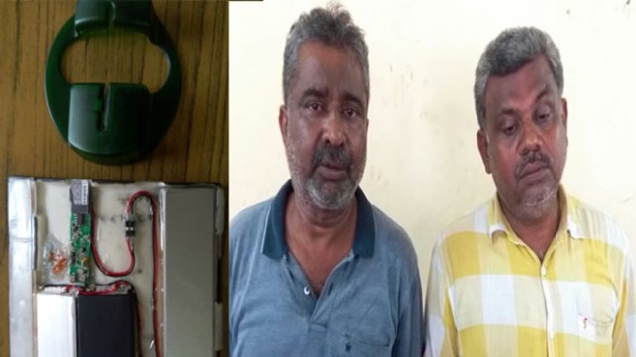 ஏ.டி.எம். மெஷினில் ஸ்கிம்மர் கருவி...! போலி கார்டு தயாரித்த கும்பல் கைது...! ஏ.டி.எம். மெஷினில் ஸ்கிம்மர் கருவி...! போலி கார்டு தயாரித்த கும்பல் கைது...!