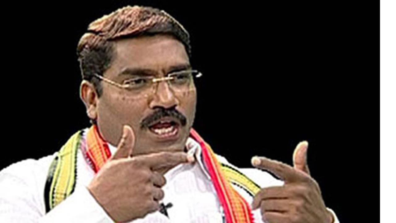 నాతోనే సెల్పీ దిగే వాళ్లున్నారు, పవన్తో పని లేదు: రేవంత్ కు సంపత్ కౌంటర్ నాతోనే సెల్పీ దిగే వాళ్లున్నారు, పవన్తో పని లేదు: రేవంత్ కు సంపత్ కౌంటర్