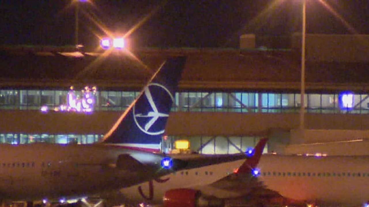 రన్ వే పై రెండు భారీ విమానాలు ఢీకొన్నాయి రన్ వే పై రెండు భారీ విమానాలు ఢీకొన్నాయి