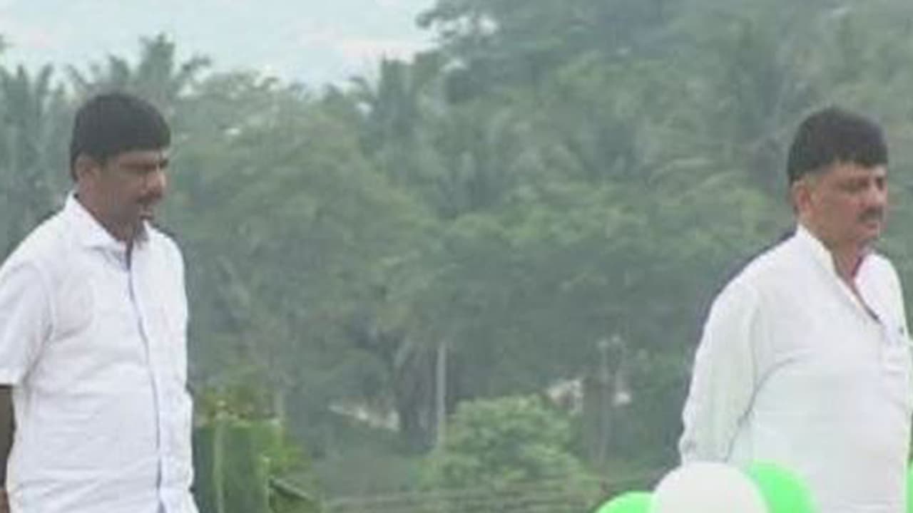 ಶಾಸಕ ಯೋಗೀಶ್ವರ್ ದ್ರೋಹ ಮಾಡಲ್ಲ: ಡಿಕೆಶಿ ಶಾಸಕ ಯೋಗೀಶ್ವರ್ ದ್ರೋಹ ಮಾಡಲ್ಲ: ಡಿಕೆಶಿ