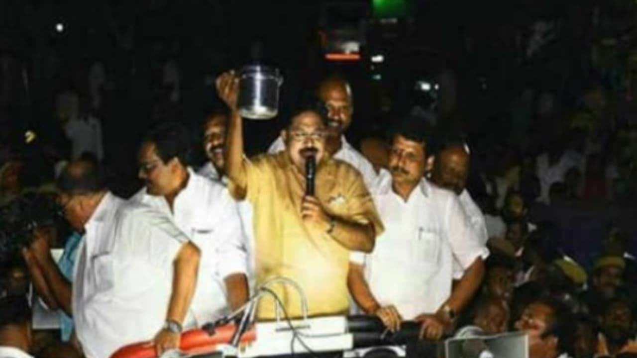 நியாயமாக நடத்த முடியலனா தேர்தல் ஆணையத்துக்கு பூட்டு போட்டுட்டு போக வேண்டியதுதான்..! தினகரன் பொளேர்..! நியாயமாக நடத்த முடியலனா தேர்தல் ஆணையத்துக்கு பூட்டு போட்டுட்டு போக வேண்டியதுதான்..! தினகரன் பொளேர்..!