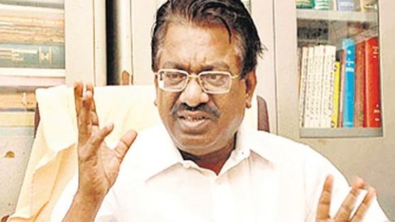 ராஜராஜ சோழன் மன்னனாக இருந்த போது இந்து மதம் என்று ஒரு மதமே இங்கு இல்லை: டிகேஎஸ். ராஜராஜ சோழன் மன்னனாக இருந்த போது இந்து மதம் என்று ஒரு மதமே இங்கு இல்லை: டிகேஎஸ்.