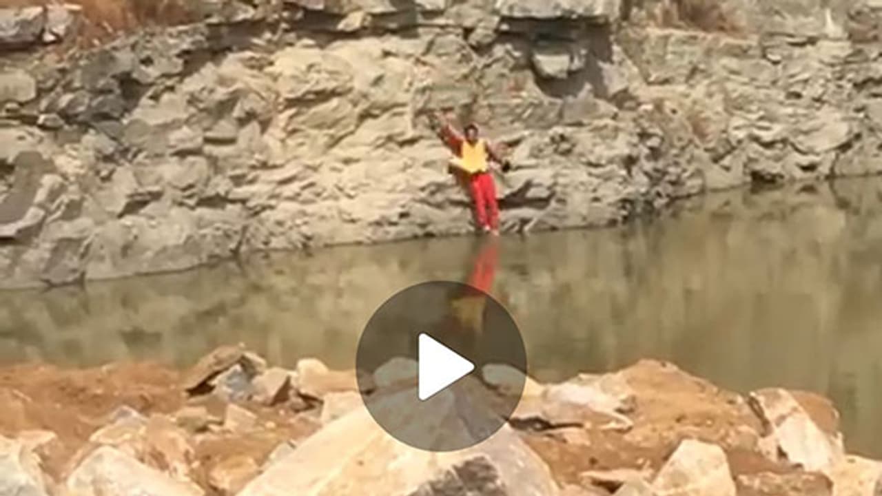 మేడ్చల్ లో అమ్మాయి లైవ్ సూసైడ్ (వీడియో) మేడ్చల్ లో అమ్మాయి లైవ్ సూసైడ్ (వీడియో)