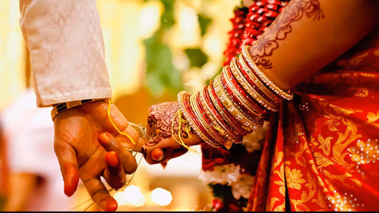 ಹೆಂಡತಿಯ ಹೆಸರಿನಿಂದಾಗಿ ಪೊಲೀಸ್ ಠಾಣೆ ಮೆಟ್ಟಿಲೇರಿದ ಪತಿ!! ಹೆಂಡತಿಯ ಹೆಸರಿನಿಂದಾಗಿ ಪೊಲೀಸ್ ಠಾಣೆ ಮೆಟ್ಟಿಲೇರಿದ ಪತಿ!!