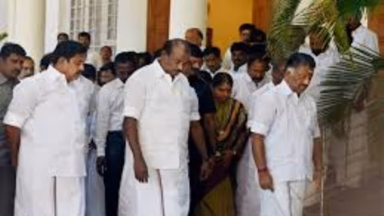 இன்று அதிமுக எம்எல்ஏக்கள் கூட்டம்.!! எத்தனை பேர் வருவார்கள் ? பதற்றத்தில் எடப்பாடி தரப்பு !!! இன்று அதிமுக எம்எல்ஏக்கள் கூட்டம்.!! எத்தனை பேர் வருவார்கள் ? பதற்றத்தில் எடப்பாடி தரப்பு !!!