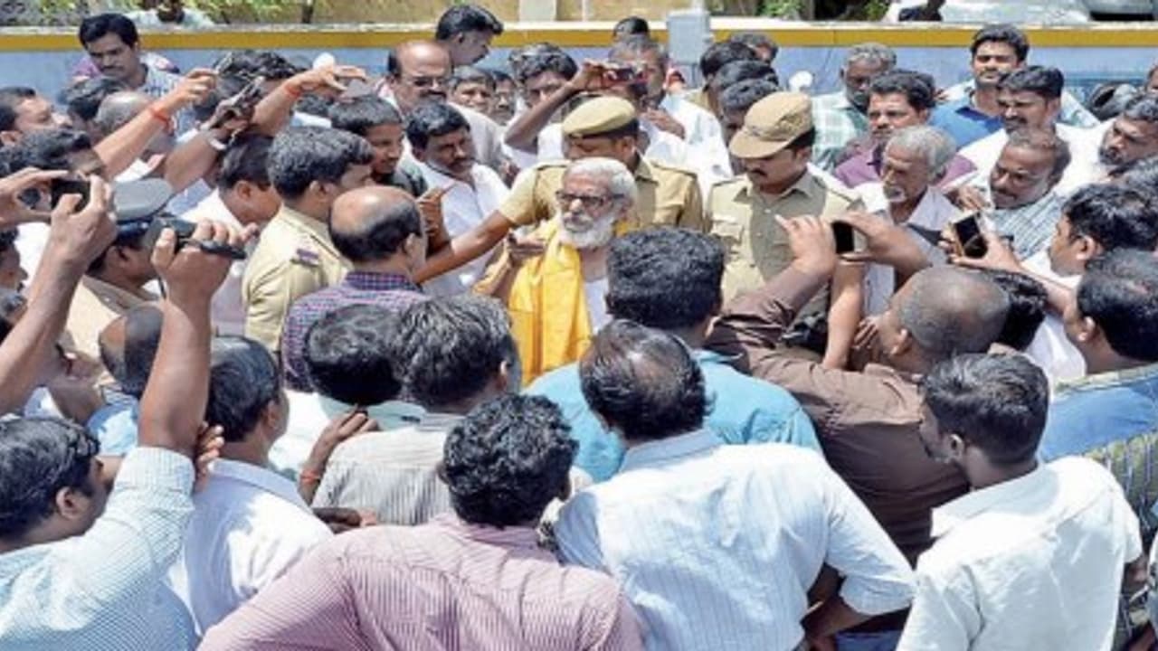 திருப்பூரில் முதல்வரை வரவேற்க வைக்கப்பட்டிருந்த பேனரை அகற்றிக் கோரி டிராபிக் ராமசாமி போராட்டம்… திருப்பூரில் முதல்வரை வரவேற்க வைக்கப்பட்டிருந்த பேனரை அகற்றிக் கோரி டிராபிக் ராமசாமி போராட்டம்…