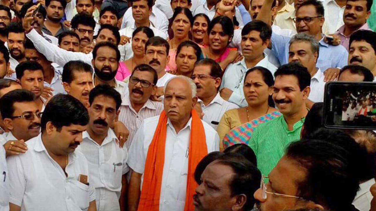 ಕಾಂಗ್ರೆಸ್ನಿಂದ ಹಿಂದೂಗಳ ಕೊಲೆಗಾರರಿಗೆ ಬೆಂಬಲ : ಬಿಜೆಪಿ ನಾಯಕರ ಆಕ್ರೋಶ ಕಾಂಗ್ರೆಸ್ನಿಂದ ಹಿಂದೂಗಳ ಕೊಲೆಗಾರರಿಗೆ ಬೆಂಬಲ : ಬಿಜೆಪಿ ನಾಯಕರ ಆಕ್ರೋಶ