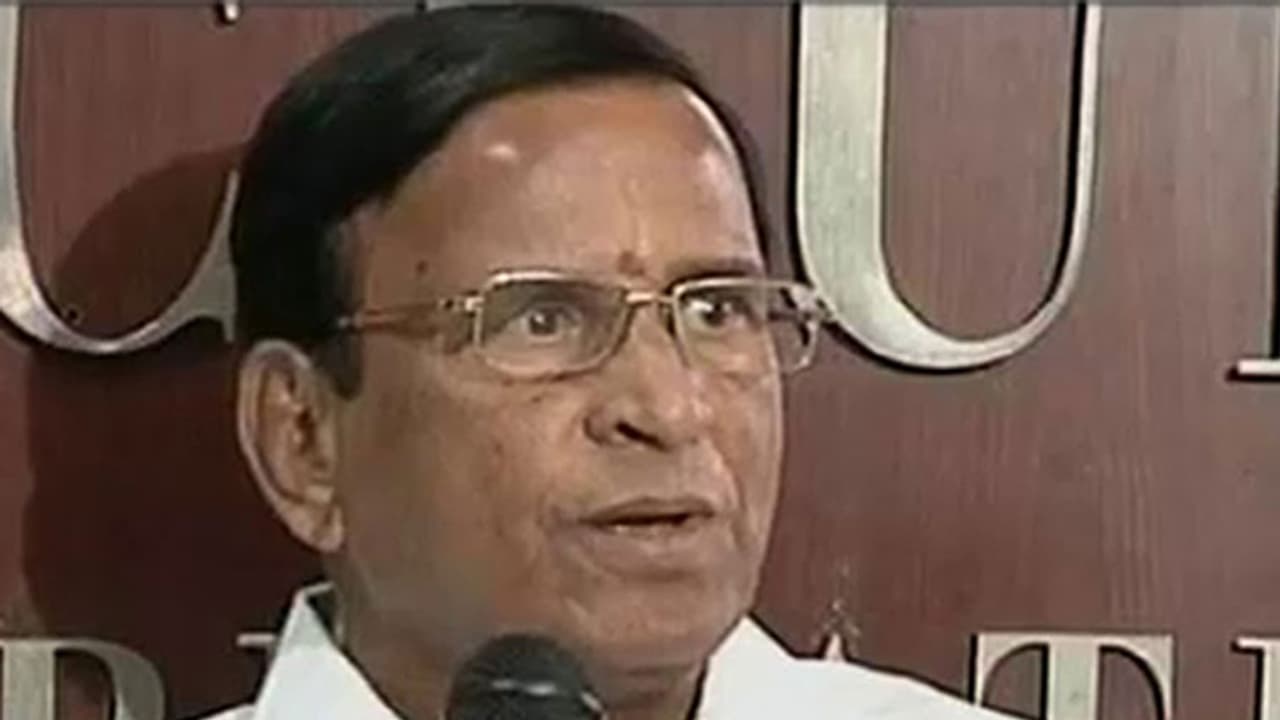 ఒక్కటైనా గాలి ఫ్యామిలీ: టిక్కెట్టుపై తేల్చేశారు ఒక్కటైనా గాలి ఫ్యామిలీ: టిక్కెట్టుపై తేల్చేశారు