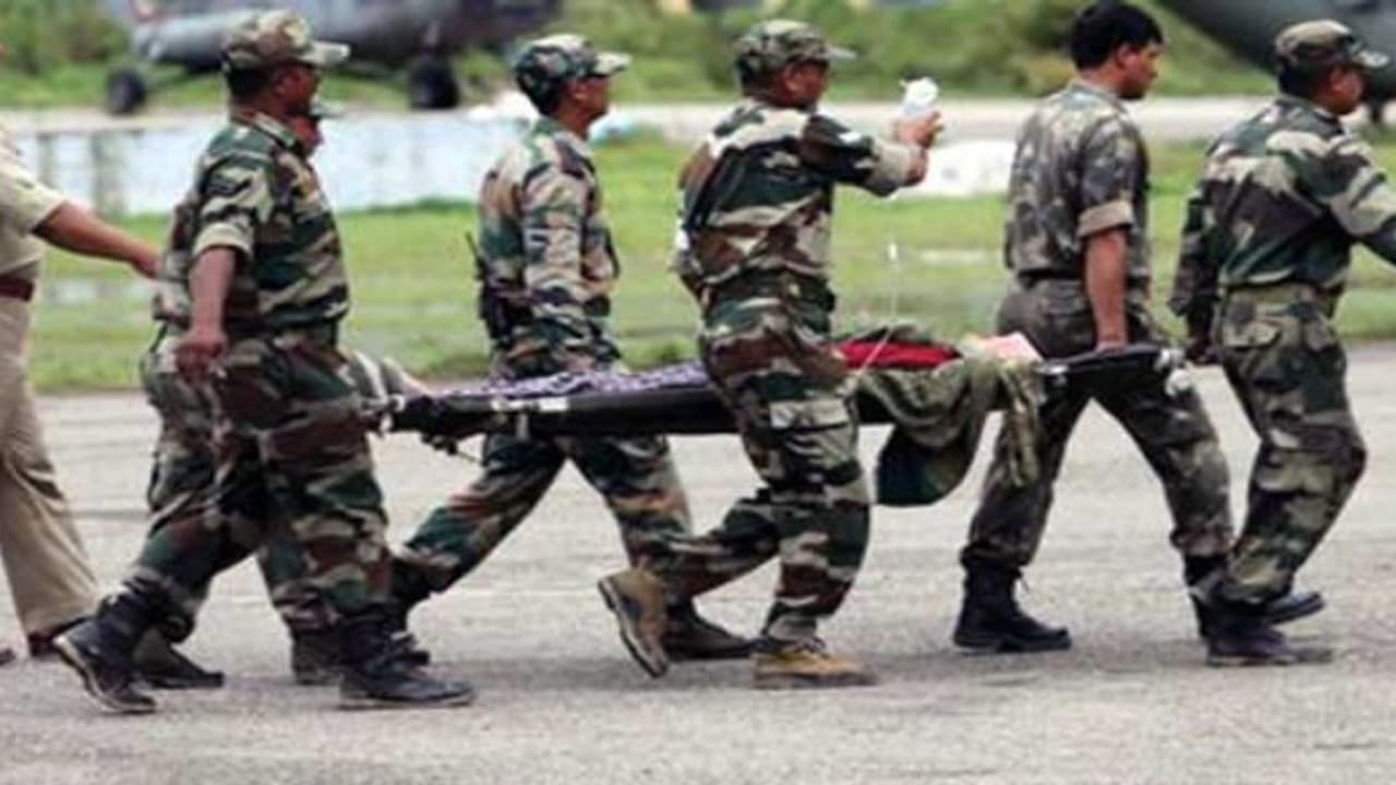 எல்லையில் பயங்கரம் பயங்கரவாதிகள் நடத்திய தாக்குதலில் ஒரு பெண், 3 ராணுவ வீர்கள் பலி எல்லையில் பயங்கரம் பயங்கரவாதிகள் நடத்திய தாக்குதலில் ஒரு பெண், 3 ராணுவ வீர்கள் பலி