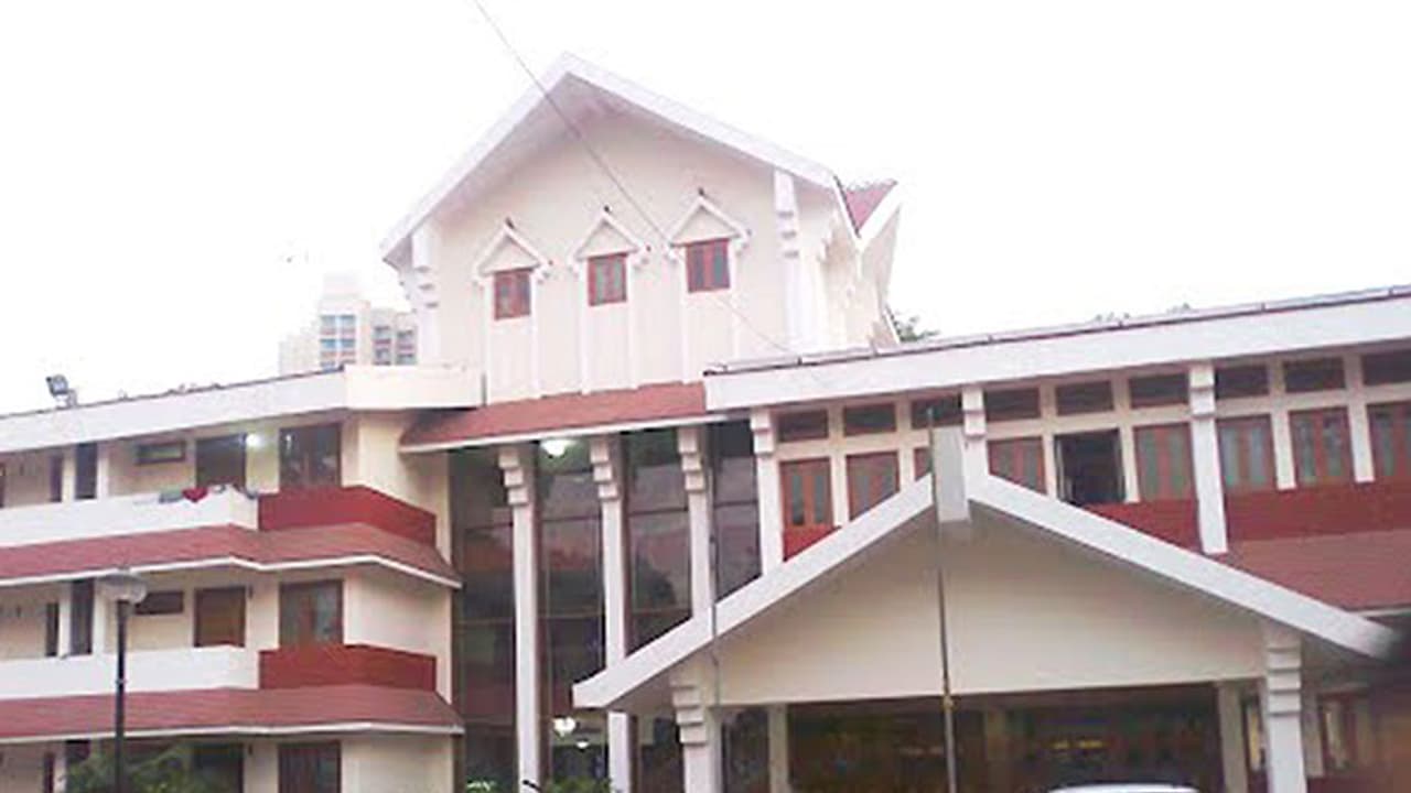 ഉത്തരേന്ത്യയിൽ കുടുങ്ങിയവർക്ക് കേരള ഹൗസിൽ ഹെൽപ്പ് ഡെസ്ക് തുറന്നു ഉത്തരേന്ത്യയിൽ കുടുങ്ങിയവർക്ക് കേരള ഹൗസിൽ ഹെൽപ്പ് ഡെസ്ക് തുറന്നു