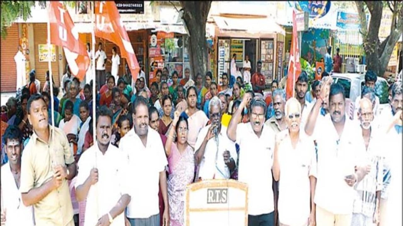 பல்வேறு கோரிக்கைகளை வலியுறுத்தி உள்ளாட்சித்துறை ஊழியர்கள் கண்டன ஆர்ப்பாட்டம்... பல்வேறு கோரிக்கைகளை வலியுறுத்தி உள்ளாட்சித்துறை ஊழியர்கள் கண்டன ஆர்ப்பாட்டம்...