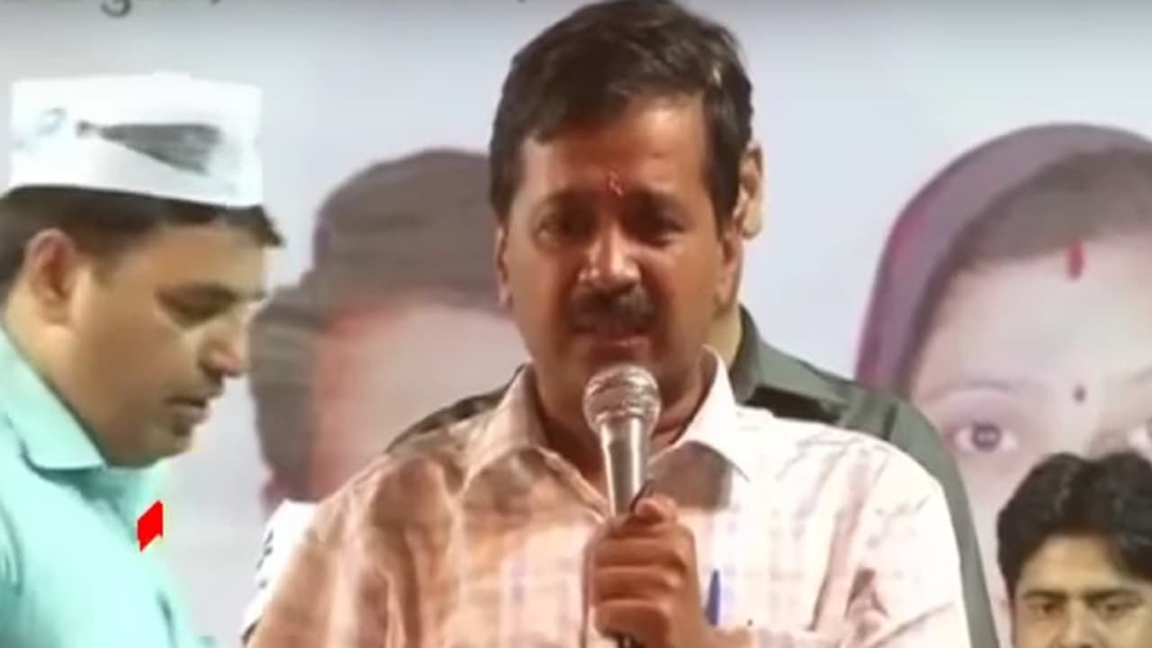 (ವಿಡಿಯೋ) ಮೋದಿ ಅಂದ್ರೆ ಹೊಟ್ಟೆ ತುಂಬುತ್ತಾ? ಘೋಷಣೆ ಕೂಗಿದ ಜನರಿಗೆ ಕೇಜ್ರಿವಾಲ್ ತರಾಟೆ