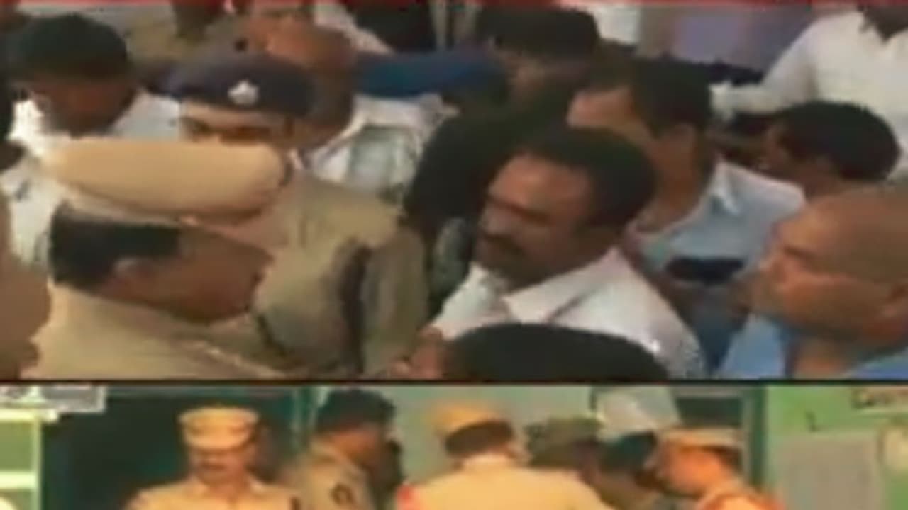 కడప ఎంపి హౌస్ అరెస్ట్: పులివెందులలో ఉద్రిక్తం కడప ఎంపి హౌస్ అరెస్ట్: పులివెందులలో ఉద్రిక్తం