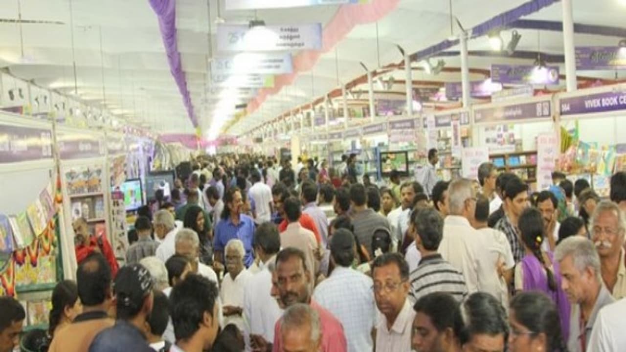 চোরের পাল্লায় পড়ে বইমেলায় সর্বস্ব খোয়ালেন বাংলাদেশি বই বিক্রেতা, তদন্তে পুলিশ চোরের পাল্লায় পড়ে বইমেলায় সর্বস্ব খোয়ালেন বাংলাদেশি বই বিক্রেতা, তদন্তে পুলিশ