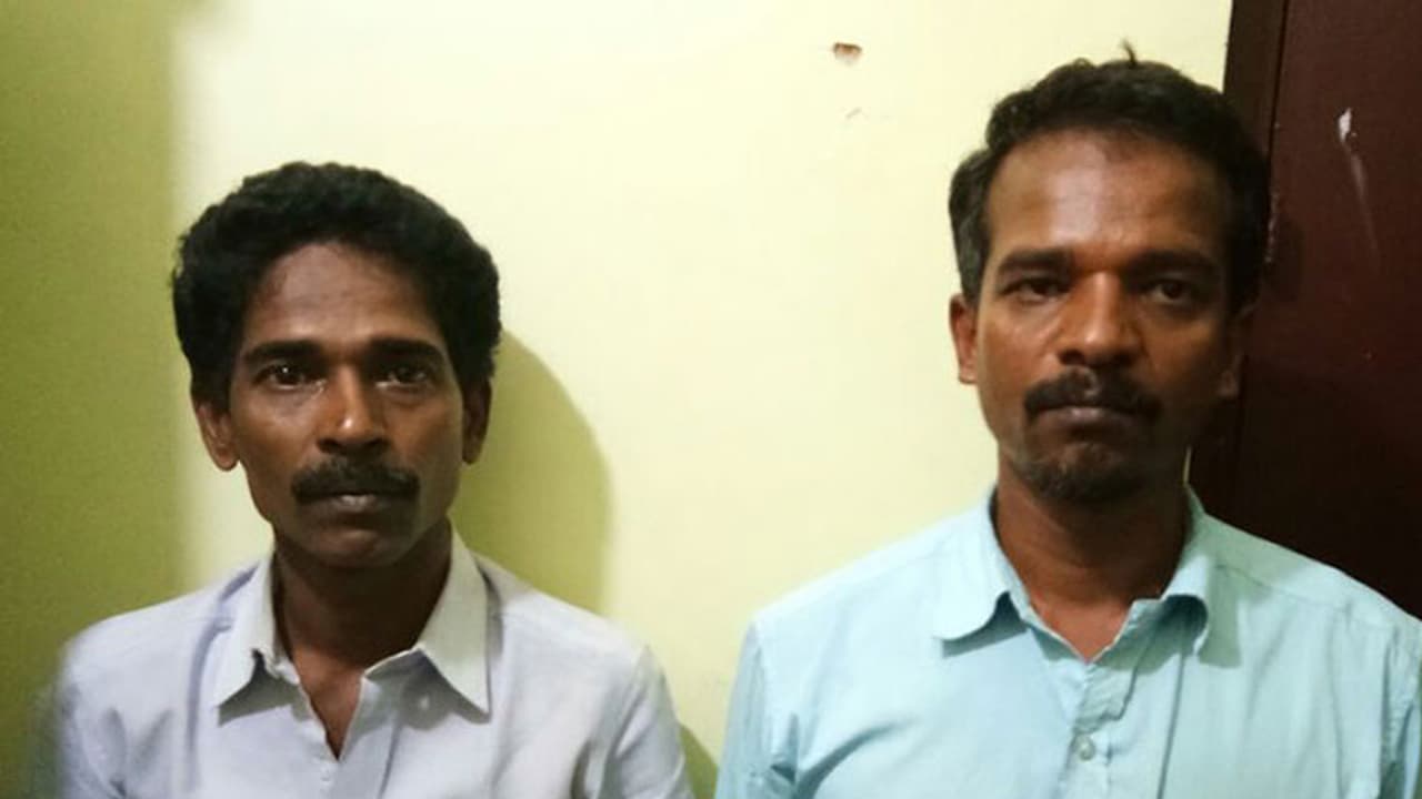 സ്പീക്കറുകള്ക്കുള്ളില് കടത്തുകയായിരുന്ന 2 കിലോ കഞ്ചാവ് പിടികൂടി സ്പീക്കറുകള്ക്കുള്ളില് കടത്തുകയായിരുന്ന 2 കിലോ കഞ്ചാവ് പിടികൂടി