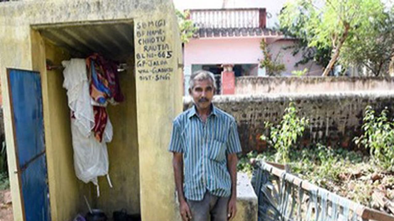 വീട് കിട്ടിയില്ല, കിട്ടിയ കക്കൂസില് താമസമാക്കി മധ്യവയസ്കന് വീട് കിട്ടിയില്ല, കിട്ടിയ കക്കൂസില് താമസമാക്കി മധ്യവയസ്കന്