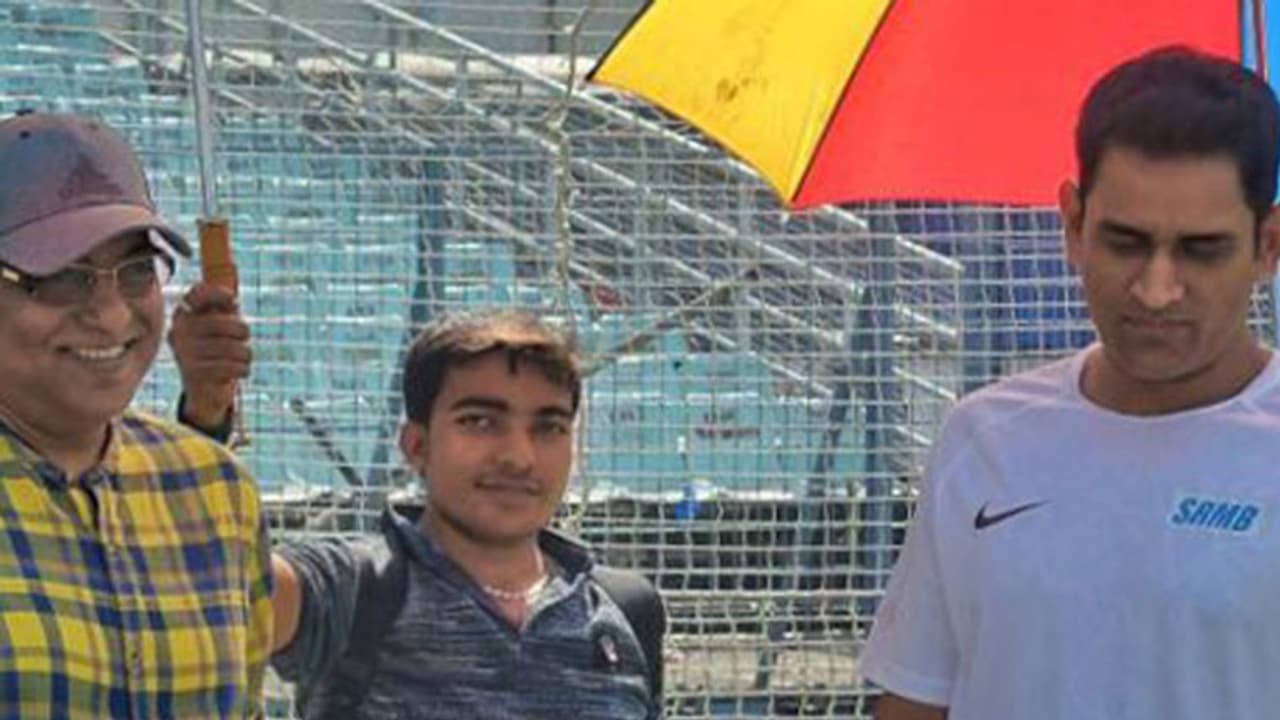 ಕುತೂಹಲ ಮೂಡಿಸಿದ ಧೋನಿಯ ಈ ನಡೆ..! ಕುತೂಹಲ ಮೂಡಿಸಿದ ಧೋನಿಯ ಈ ನಡೆ..!