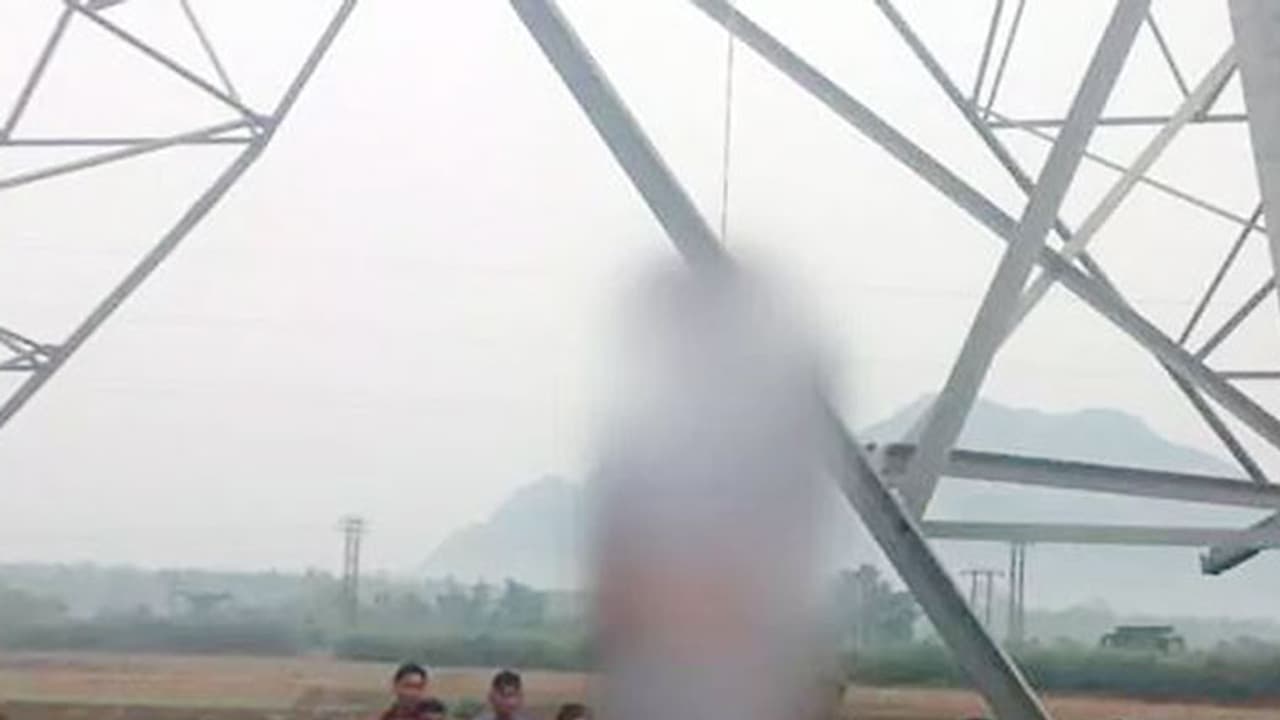 ബംഗാളില് ബിജെപി പ്രവര്ത്തകന് ഇലക്ട്രിക് ടവറില് തൂങ്ങി മരിച്ച നിലയില് ബംഗാളില് ബിജെപി പ്രവര്ത്തകന് ഇലക്ട്രിക് ടവറില് തൂങ്ങി മരിച്ച നിലയില്