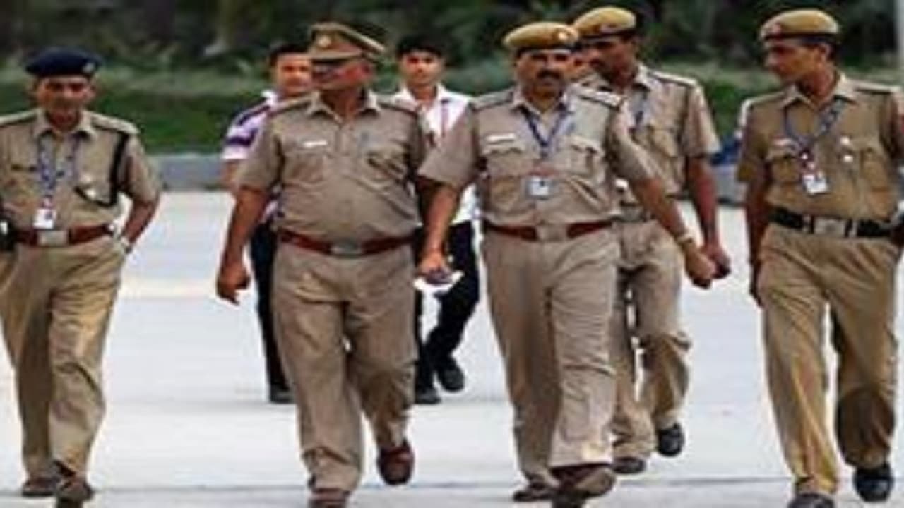 ലോക്ക്ഡൗണ്‍ ലംഘിച്ചു; വിദേശികളെ 500 തവണ ഇംപോസിഷന്‍ എഴുതിപ്പിച്ച് പൊലീസ്