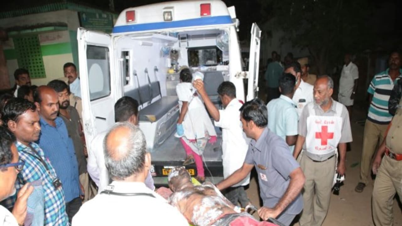 சுற்றுலா வழிகாட்டி கைது! குரங்கணியில் 36 பேரை மலையேற்றத்துக்கு அழைத்து சென்ற ராஜேசிடம் விசாரணை! சுற்றுலா வழிகாட்டி கைது! குரங்கணியில் 36 பேரை மலையேற்றத்துக்கு அழைத்து சென்ற ராஜேசிடம் விசாரணை!