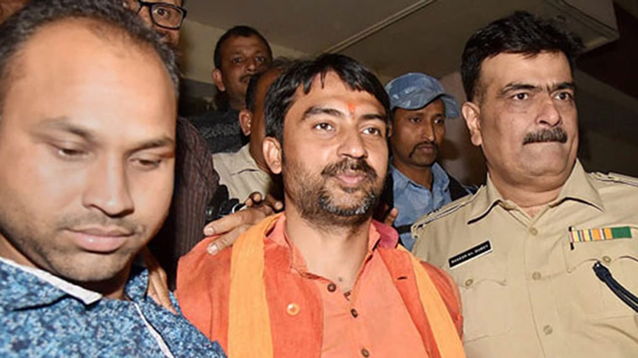 ഭാഗൽപൂർ വർഗ്ഗീയ സംഘർഷം; കേന്ദ്ര മന്ത്രിയുടെ മകൻ കീഴടങ്ങി ഭാഗൽപൂർ വർഗ്ഗീയ സംഘർഷം; കേന്ദ്ര മന്ത്രിയുടെ മകൻ കീഴടങ്ങി