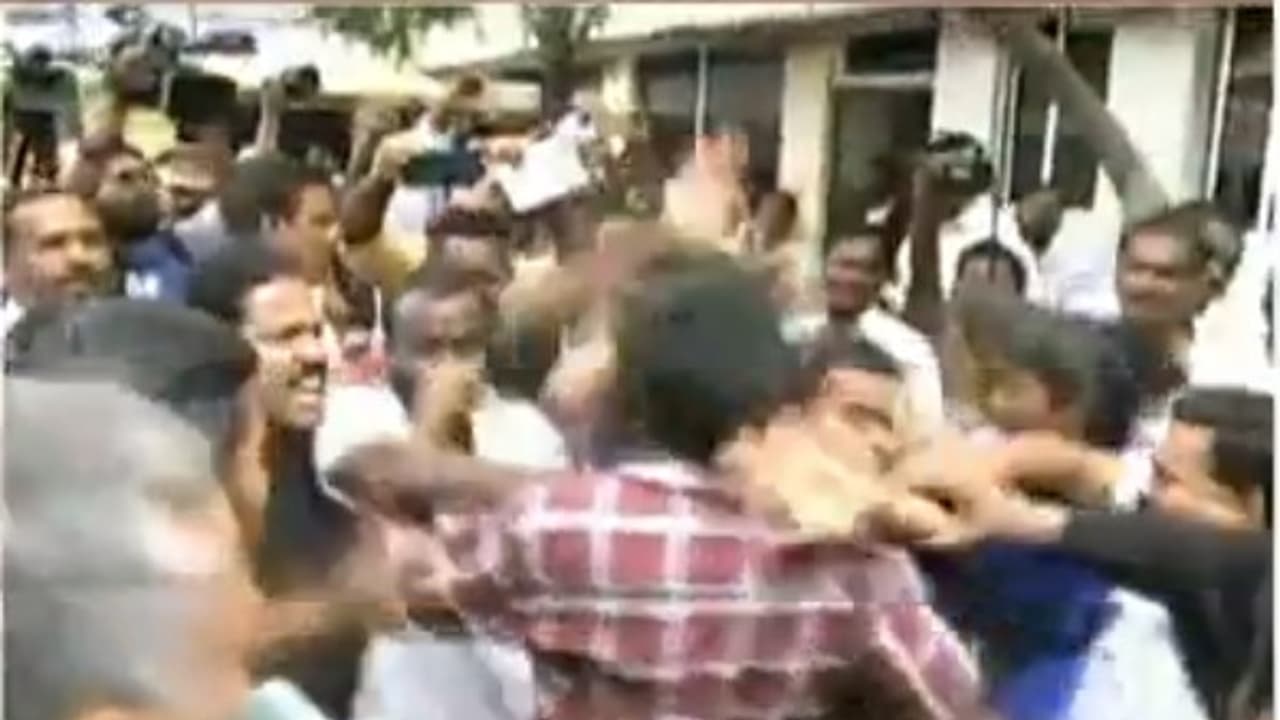 சங்கர் கொலையை நியாயப்படுத்திய இருவருக்கு அடி, உதை..! நீதிமன்றத்தில் பரபரப்பு..! சங்கர் கொலையை நியாயப்படுத்திய இருவருக்கு அடி, உதை..! நீதிமன்றத்தில் பரபரப்பு..!