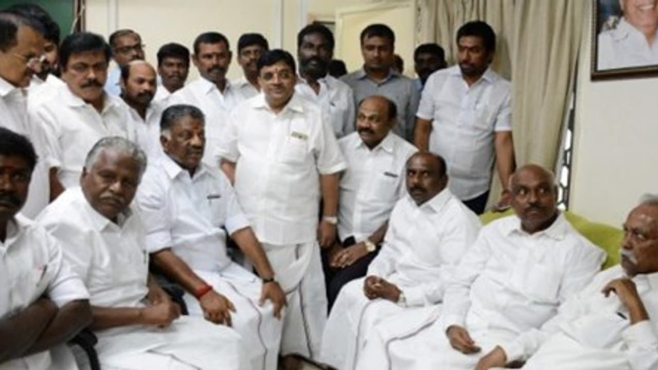 "ஆறுக்குட்டியை கோட்டை விட்ட ஓபிஎஸ் அணி…" அடுத்த நடவடிக்கை என்ன? தொடங்கியது அவசரக் கூட்டம்!! "ஆறுக்குட்டியை கோட்டை விட்ட ஓபிஎஸ் அணி…" அடுத்த நடவடிக்கை என்ன? தொடங்கியது அவசரக் கூட்டம்!!