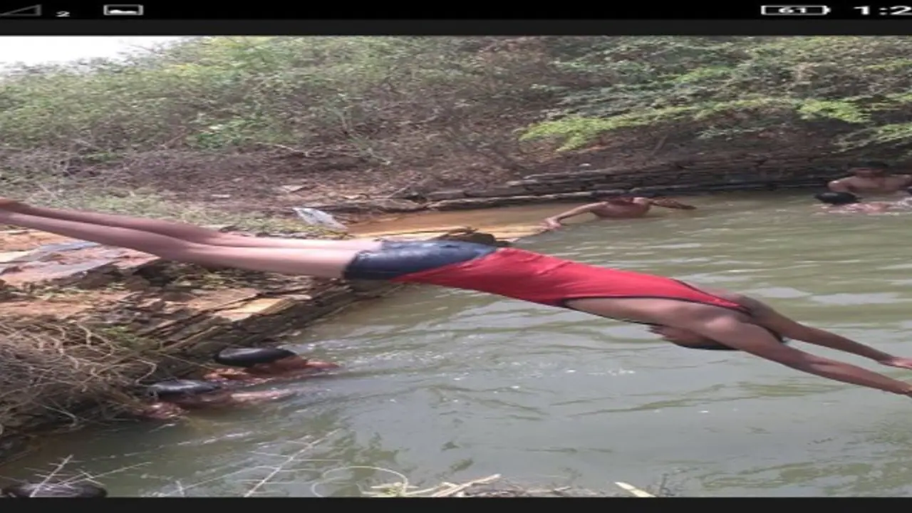 தாங்க முடியாத வெயில்... குளத்தில் தாவி குதிக்கும் இளைஞர்கள் .... தாங்க முடியாத வெயில்... குளத்தில் தாவி குதிக்கும் இளைஞர்கள் ....