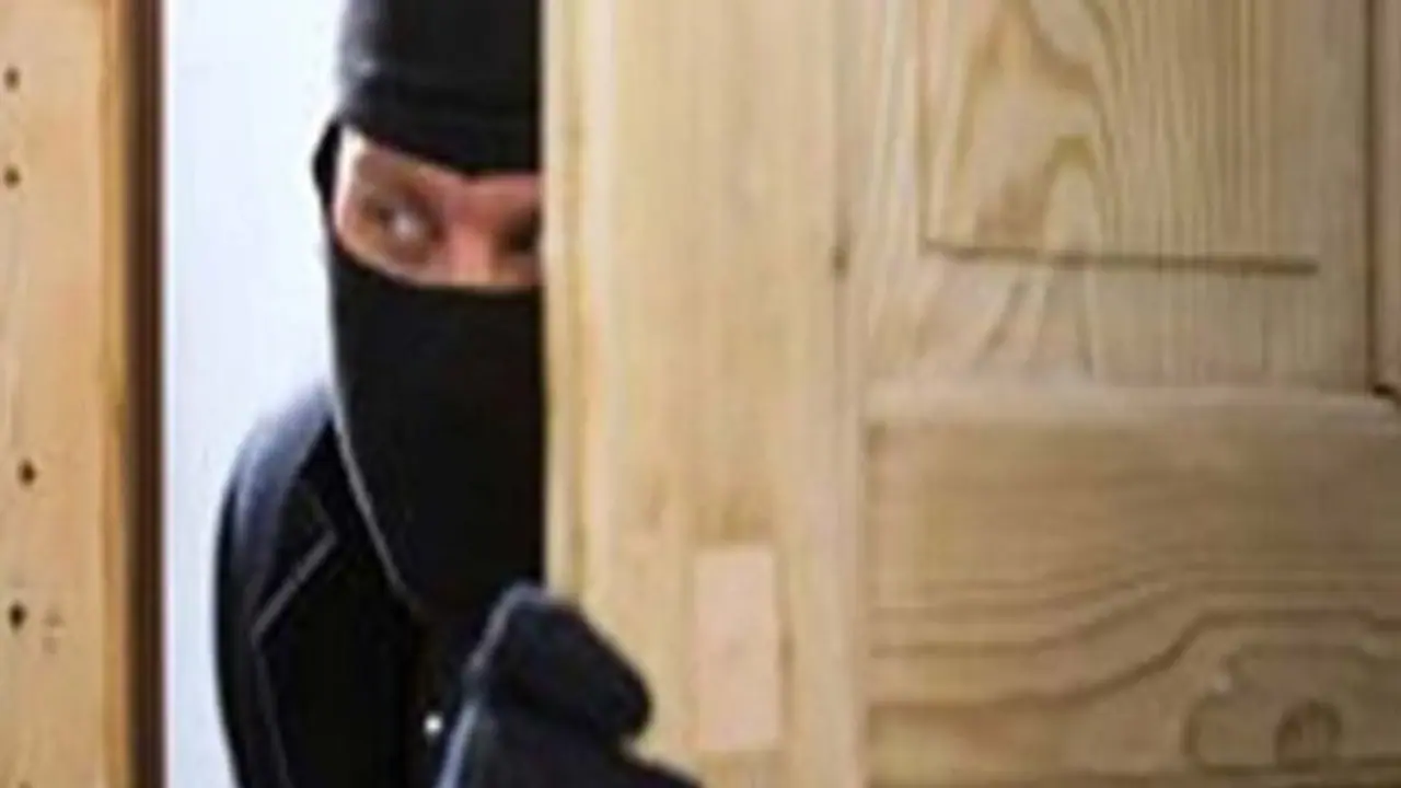 పట్టపగలే రెచ్చిపోయిన మహిళా దొంగలు... కత్తులతో బెదిరించి చోరీ పట్టపగలే రెచ్చిపోయిన మహిళా దొంగలు... కత్తులతో బెదిరించి చోరీ