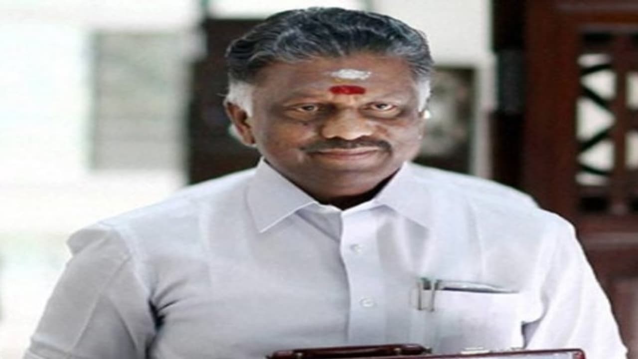 ஜெ. சமாதியில் ஓபிஎஸ் திடீர் மவுன அஞ்சலி! காரணம் என்ன? ஜெ. சமாதியில் ஓபிஎஸ் திடீர் மவுன அஞ்சலி! காரணம் என்ன?