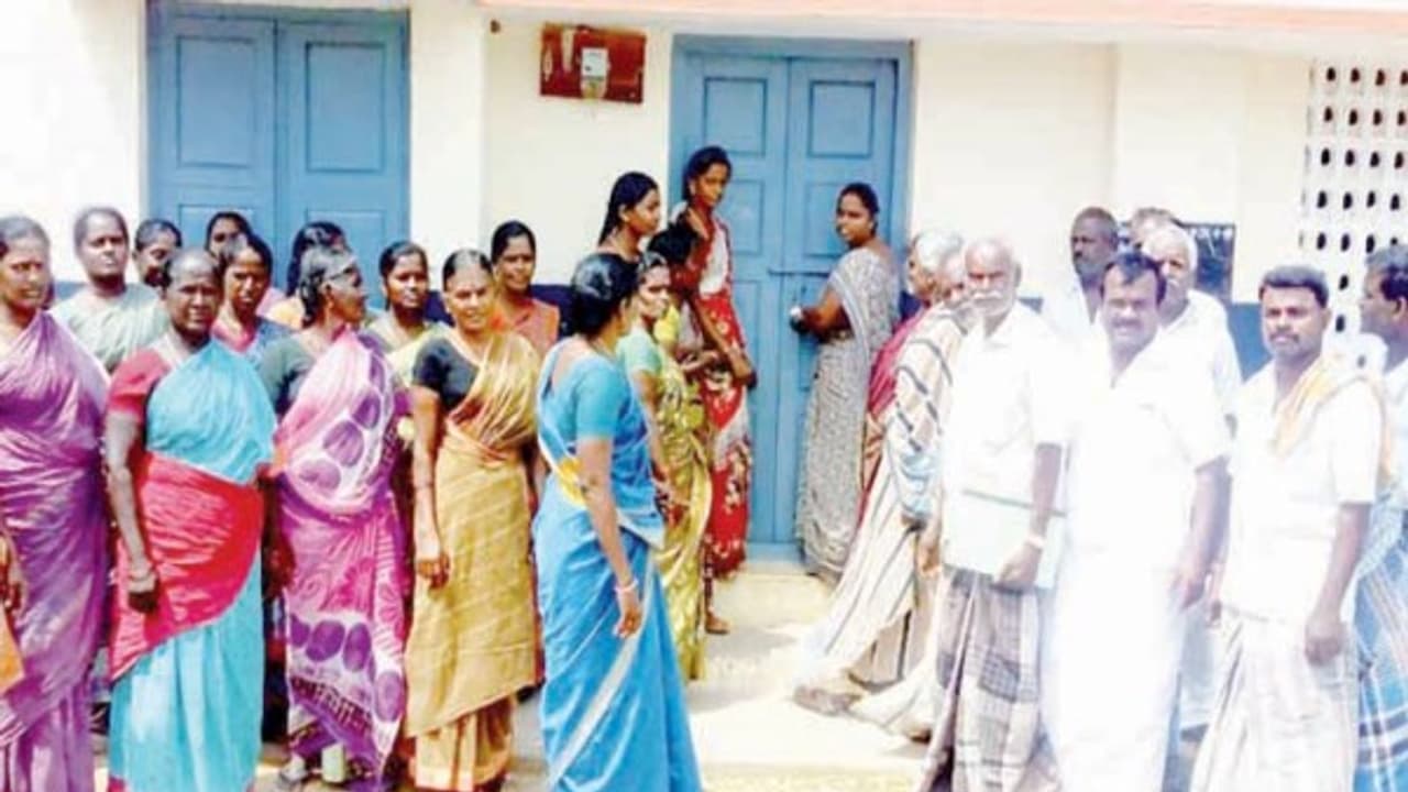 கரூரில் அங்கன்வாடி மையத்துக்கு பூட்டுபோட்டு மக்கள் போராட்டம்; ஏன்? கரூரில் அங்கன்வாடி மையத்துக்கு பூட்டுபோட்டு மக்கள் போராட்டம்; ஏன்?