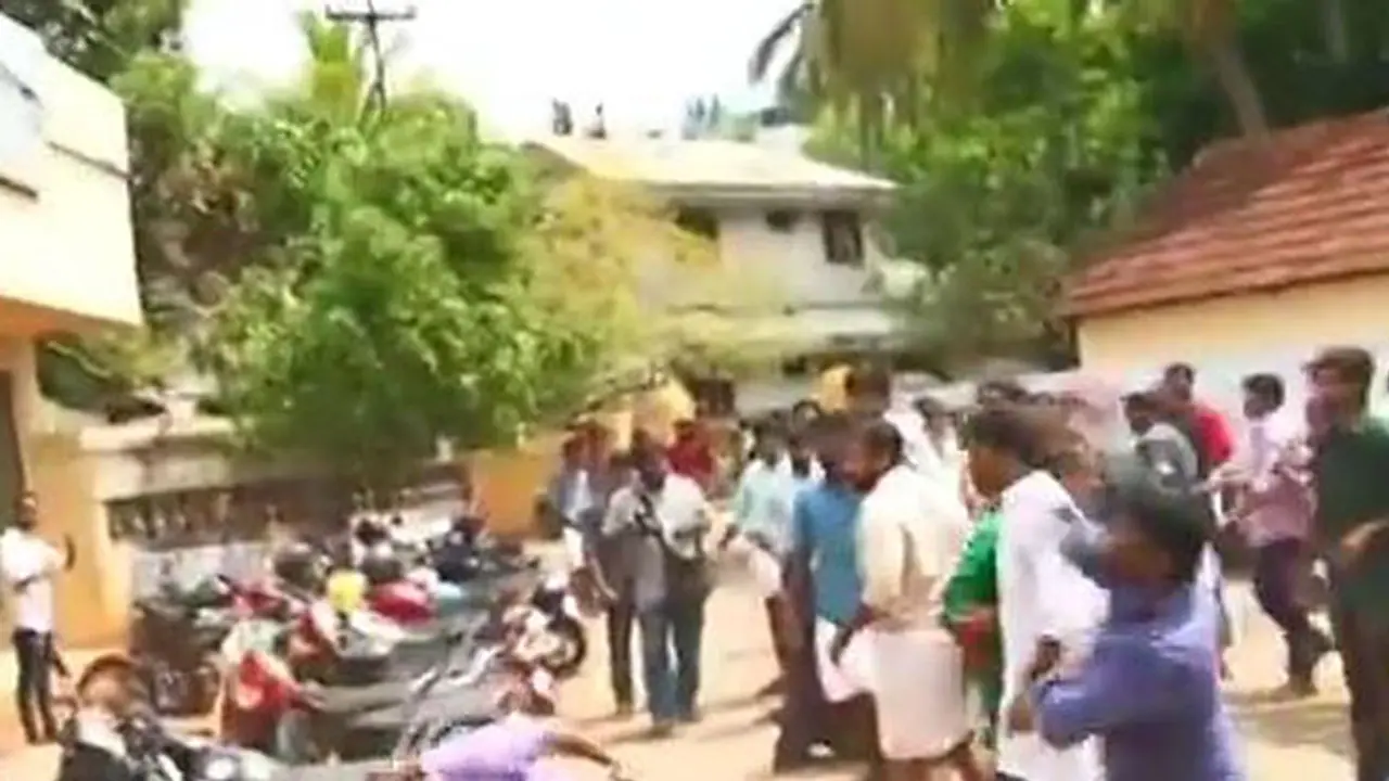 19 injured in ABVP SFI clash at Thrissur Kerala Varma College 19 injured in ABVP SFI clash at Thrissur Kerala Varma College