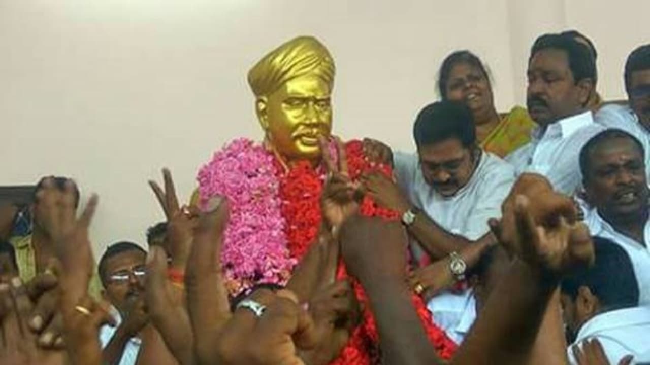 சென்னையில் களேபரம்... நெல்லையில் அதகளம்... 300 கார்கள் புடைசூழ கலக்கிய தினகரன்..! சென்னையில் களேபரம்... நெல்லையில் அதகளம்... 300 கார்கள் புடைசூழ கலக்கிய தினகரன்..!