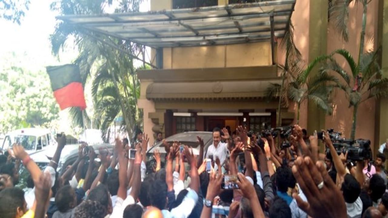 ஆர்.கே.நகரில் தோற்றாலும் பரவாயில்லை! நல்ல பெயரே முக்கியம்: நிர்வாகிகளை நெகிழ வைத்த ஸ்டாலின்... ஆர்.கே.நகரில் தோற்றாலும் பரவாயில்லை! நல்ல பெயரே முக்கியம்: நிர்வாகிகளை நெகிழ வைத்த ஸ்டாலின்...