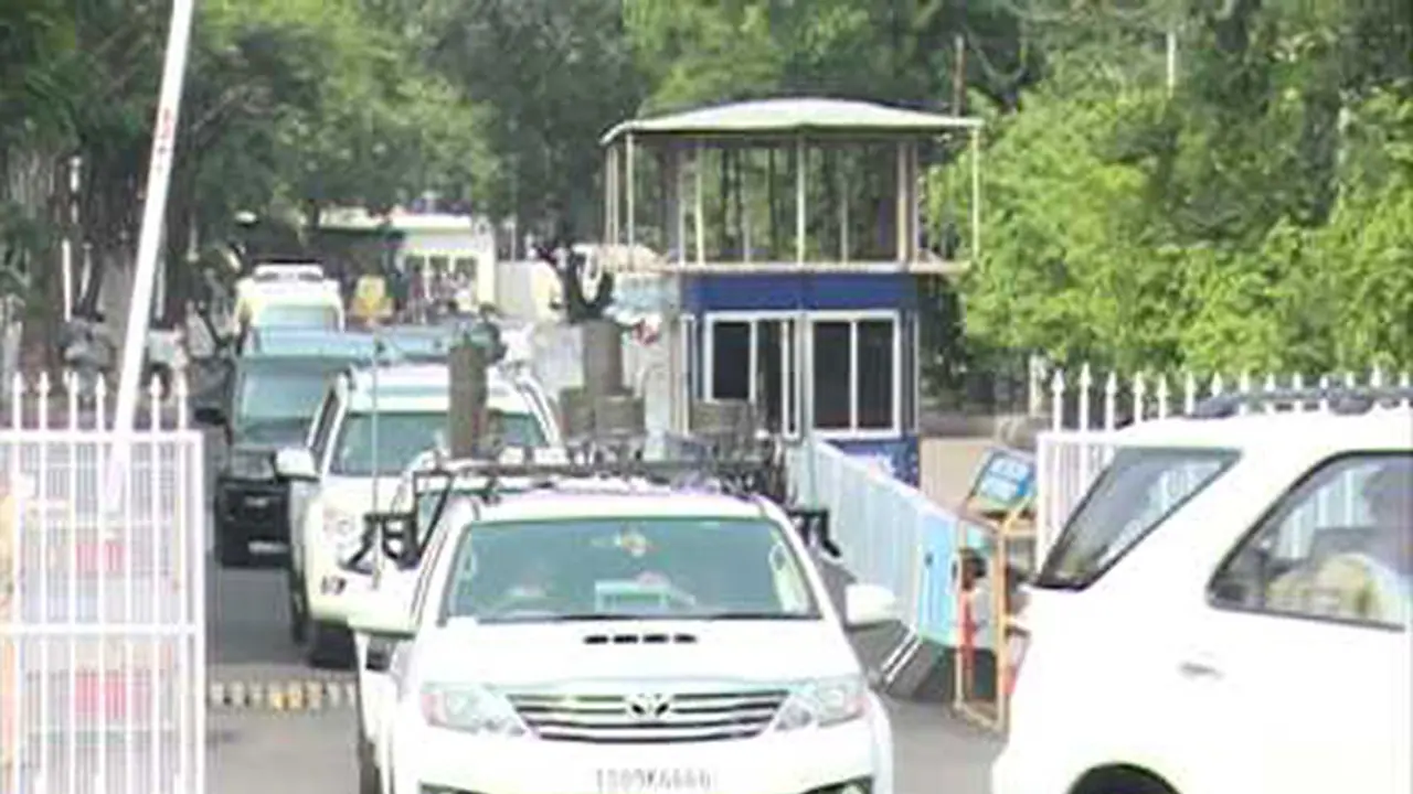 ಮೀತಿ ಮೀರಿದ ವೇಗ ಮಹಾರಾಷ್ಟ್ರ ಸಿಎಂ ಕಾರಿಗೆ 13 ಸಾವಿರ ರೂಪಾಯಿ ದಂಡ! ಮೀತಿ ಮೀರಿದ ವೇಗ ಮಹಾರಾಷ್ಟ್ರ ಸಿಎಂ ಕಾರಿಗೆ 13 ಸಾವಿರ ರೂಪಾಯಿ ದಂಡ!